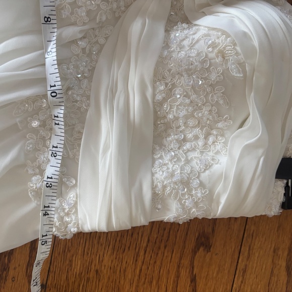 White gown with bead detail and small train - Picture 4 of 14